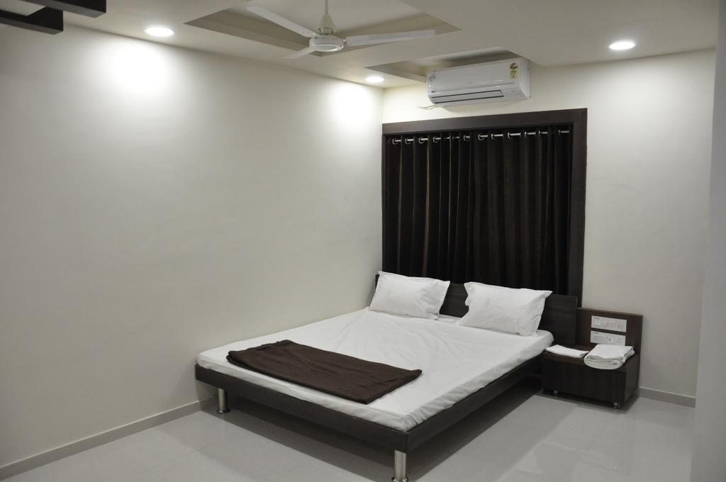 Shivdhara Hotel & Residence Rajkot Oda fotoğraf